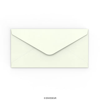 Milchweiße gehämmerte Briefumschläge